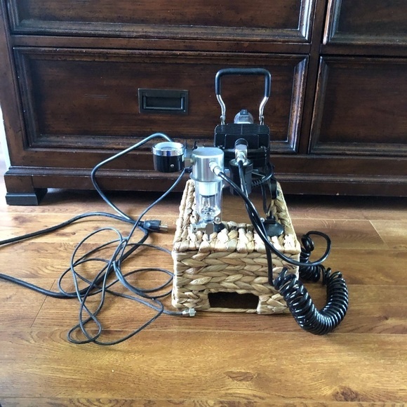 Iwata airbrush compressor - Picture 8 of 9